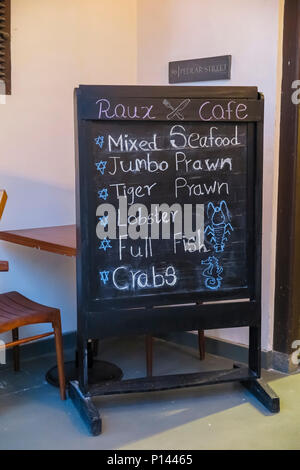 Il ristorante di pesce menu segno blackboard fuori Raux Cafe, Peddler Street, Forte Galle, Galle, della provincia meridionale di Sri Lanka Foto Stock