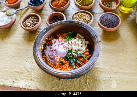 Ciotola di ingredienti per dahl ad una tradizionale ricetta locale: lenticchie, cipolle, aglio e foglie. Horagampita distretto, vicino a Galle, Sri Lanka Foto Stock