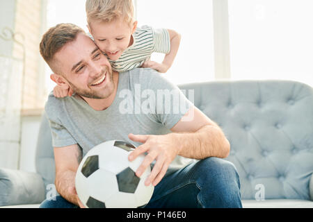 Famiglia di appassionati di calcio Foto Stock