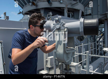 OCEAN (6 maggio 2017) Mitchell valzer, fratello di Hospital Corpsman 3rd Class Mike valzer, guarda attraverso il "grandi occhi" a bordo di un assalto anfibio nave USS Makin Island (LHD 8) durante la crociera di Tiger. Tiger Cruise ammessi più di 160 amici e membri della famiglia di intraprendere Makin Island a sperimentare STATI UNITI La marina degli Stati Uniti e Marine Corps vita in mare durante la nave il viaggio di ritorno a San Diego dopo sette mesi di distribuzione per gli Stati Uniti 3rd, quinto e settimo aree della flotta di funzionamento. Foto Stock