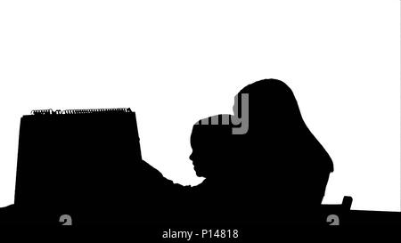 Silhouette madre e figlio fare parola Mama sulla scrivania Foto Stock