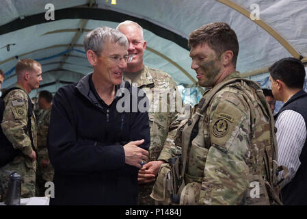 Deliberando segretario dell esercito, onorevole Robert M. Speer, visitato dai soldati durante il Saber giunzione 17 nel giunto multinazionale di disponibilità del centro area di formazione, Hohenfels, in Germania il 6 maggio. Foto Stock