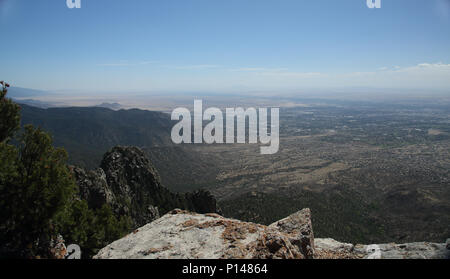 Vista di Albuquerque nel New Mexico dalla sommità delle Sandia Mountains guardando ad ovest. Foto Stock