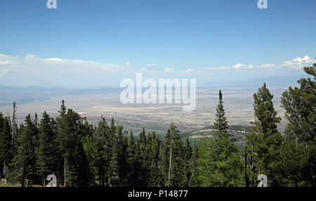 Vista dell'area Sedillo del Nuovo Messico dalla sommità delle Sandia Mountains guardando ad est Foto Stock