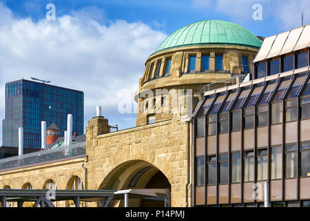 Amburgo, Germania - Aprile 7, 2017: Vista di St Pauli è Pier stazione Landungsbrücken in Amburgo Foto Stock