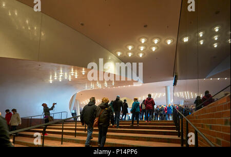 Amburgo, Germania - Aprile 7, 2017: i visitatori all'interno del elbphilharmonie concert hall in Amburgo Foto Stock
