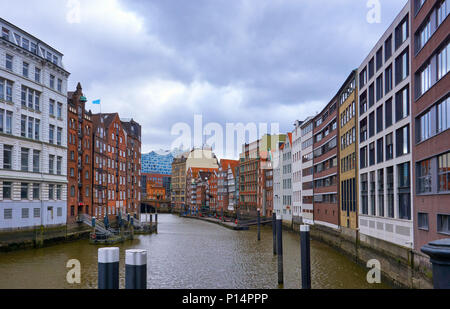 Amburgo, Germania - Aprile 7, 2017: Vista della Elbphilharmonie nel mezzo di tradizionali edifici di Amburgo Foto Stock