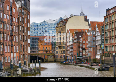 Amburgo, Germania - Aprile 7, 2017: Vista della Elbphilharmonie nel mezzo di tradizionali edifici di Amburgo Foto Stock