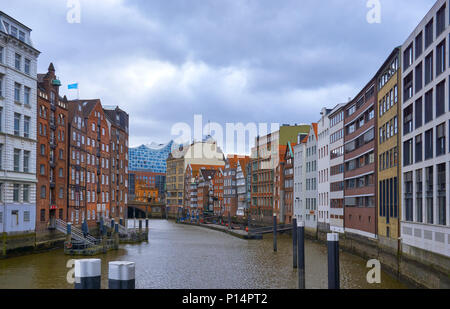 Amburgo, Germania - Aprile 7, 2017: Vista della Elbphilharmonie nel mezzo di tradizionali edifici di Amburgo Foto Stock