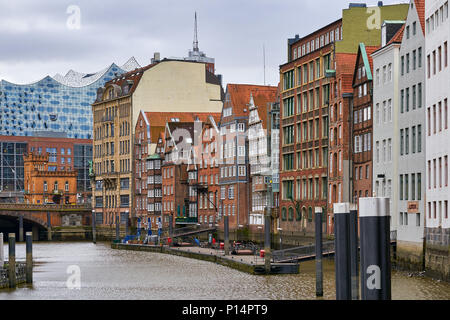 Amburgo, Germania - Aprile 7, 2017: Vista della Elbphilharmonie nel mezzo di tradizionali edifici di Amburgo Foto Stock