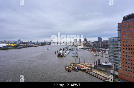 Amburgo, Germania - Aprile 7, 2017: vista dalla cima della Elbphilharmonie del fiume Elba e il porto di Amburgo Foto Stock