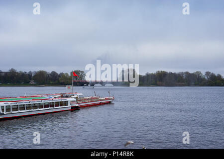 Amburgo, Germania - Aprile 7, 2017: Vista della fontana Alster Amburgo con una imbarcazione turistica sullo sfondo Foto Stock