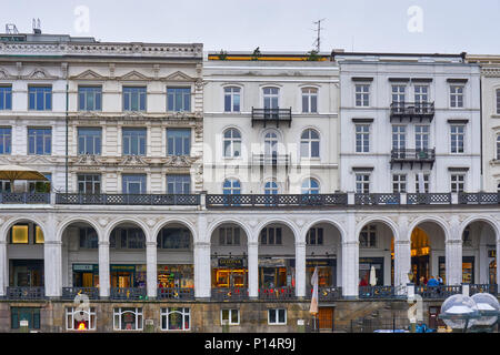 Amburgo, Germania - Aprile 7, 2017: persone presso la galleria Alsterarkaden la strada dello shopping di Amburgo Foto Stock