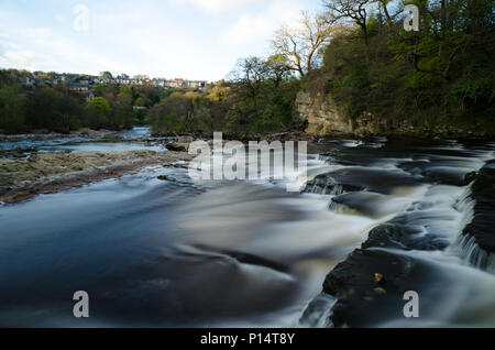 Una lunga esposizione fotografia del Fiume Swale a Richmond, North Yorkshire Foto Stock