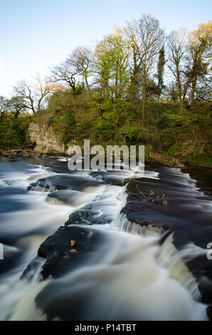 Una lunga esposizione fotografia del Fiume Swale a Richmond, North Yorkshire Foto Stock