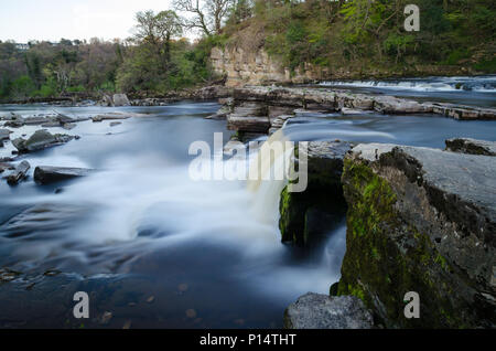 Una lunga esposizione fotografia del Fiume Swale a Richmond, North Yorkshire Foto Stock