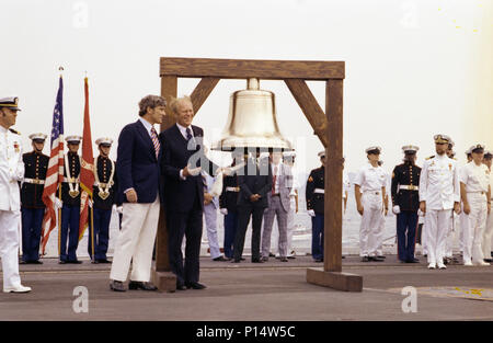 07/04/1976 - USS Forrestal - il porto di New York, New York City, NY - Gerald Ford, John Warner, personale militare - GRF e Warner in piedi a destra della campana sul cavalletto, parlando; GRF con la mano sulla corda a campana, lo squillo di campana; altri in background - Funzionamento Vela, Rivoluzione Americana celebrazione del bicentenario; Amministratore Rivoluzione Americana Bicentenario Administration (Arba) Foto Stock
