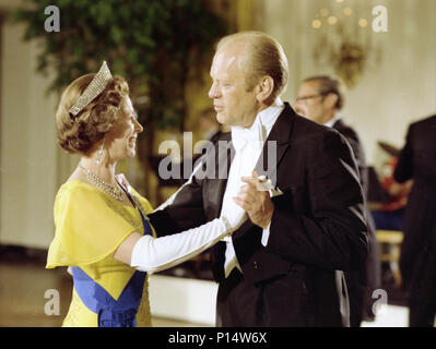 7 luglio 1976 - Sala Est - La Casa Bianca - Gerald Ford, Queen Elizabeth II - dancing, parlando - Bicentenario membro la cena in onore della regina Elisabetta II e del Principe Filippo di Gran Bretagna Foto Stock