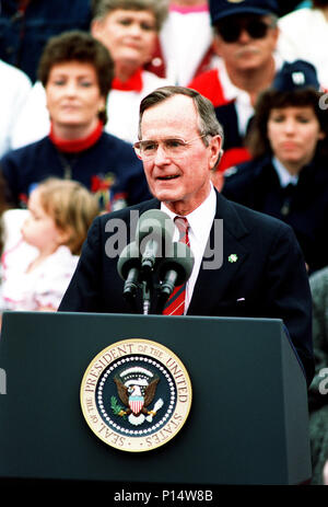 Il Presidente George H. W. Bush parla durante una cerimonia di benvenuto per il personale militare degli Stati Uniti appena tornati dalla distribuzione in Arabia Saudita durante l'operazione tempesta del deserto. Foto Stock