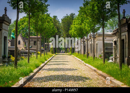 Le ampie strade alberate del cimitero di Père Lachaise sono il luogo ideale per una passeggiata estiva. Parigi, Francia Foto Stock