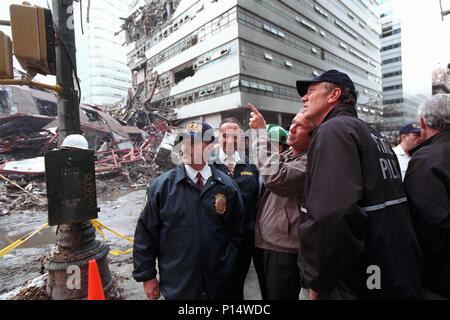 Il Presidente George W Bush valuta danni Venerdì, Settembre 14, 2001, come egli tours la distruzione del World Trade Center. Con lui da sinistra sono: New York City Polizia Bernie Kerik, Sen. Chuck Schumer, e New York Gov. George Pataki. Foto di Eric Draper, cortesia del George Bush Presidential Library Foto Stock