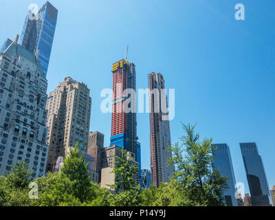 Grattacieli lungo la Central Park South. Noto anche come Billionaries riga nella città di New York. Foto Stock
