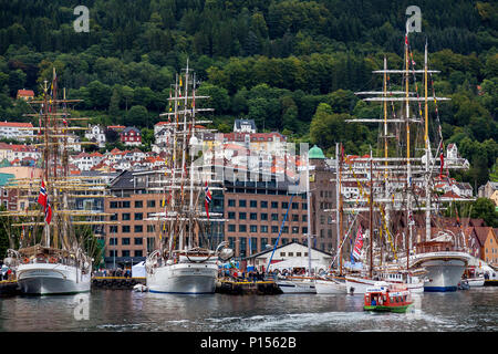 Tall Ships Race 2008. Bergen, Norvegia. Sorlandet, Christian Radich (entrambi completamente truccate), Beffen, Auno, Jens Krogh (entrambi gaff ketch), Statsraad Lehmkuhl, Foto Stock