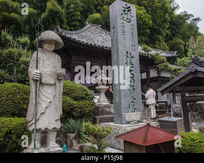 Statua di Kobo Daishi, henro pellegrino pregando in Daishido, tempio Hantaji 50, Shikoku 88 Tempio pellegrinaggio, Ehime Giappone Foto Stock