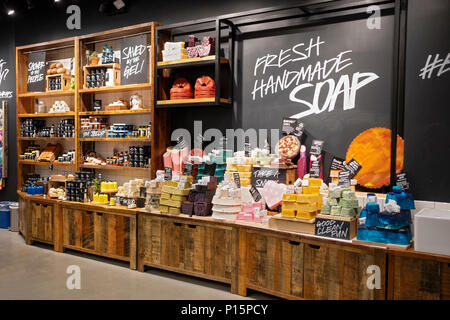 Un display a colori di saponi per la vendita in lussureggianti, una artigianale di cosmetici biologici store di East 14th Street a Manhattan, New York City. Foto Stock