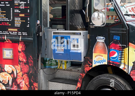 Franky il souvlaki di Astoria, un cibo carrello con un ATM specializzato in cibo greco, parcheggiato su 31 Ave off Steinway Street in Astoria Queens, NYC. Foto Stock