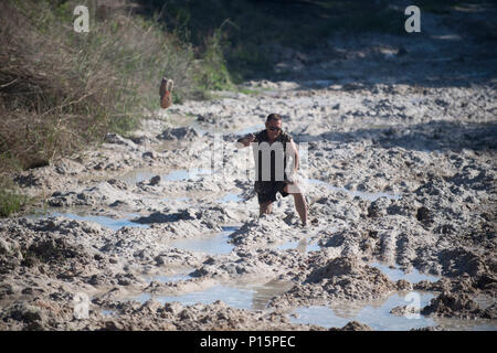 Un partecipante completa l'ultimo ostacolo durante l annuale Moody fango eseguire, 6 maggio 2017, nella città di raggi, Ga. Il quarto anno Moody fango consisteva di entrambi adulto e bambino che naturalmente sfidati più di 600 partecipanti con ostacoli oltre 4,2 miglia. Foto Stock