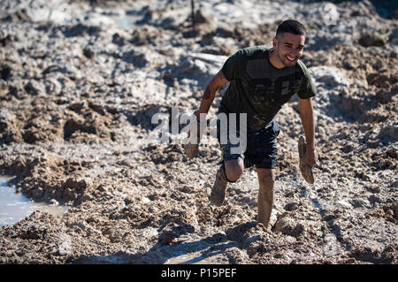 Un partecipante completa l'ultimo ostacolo durante l annuale Moody fango eseguire, 6 maggio 2017, nella città di raggi, Ga. Il quarto anno Moody fango consisteva di entrambi adulto e bambino che naturalmente sfidati più di 600 partecipanti con ostacoli oltre 4,2 miglia. Foto Stock