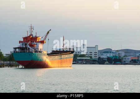 Contenitore grande nave arrivare in porto Foto Stock