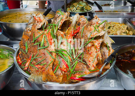 Preparato di fresco stile tailandese pesce intero red snapper cena con salsa di tamarindo Foto Stock