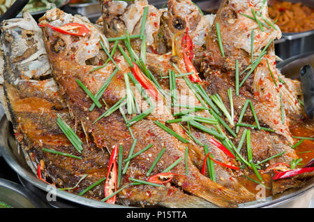 Preparato di fresco stile tailandese pesce intero red snapper cena con salsa di tamarindo Foto Stock