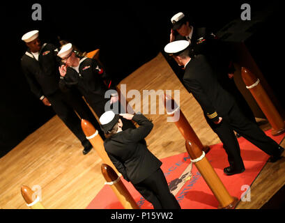 Tennessee (5 maggio 2017) Lt. La Cmdr. Giuseppe D. Tanner, destra, l'arrivo di comandante della Marina Centro Supporto Operativo Chattanooga, è rediretto a bordo durante un cambio del comando cerimonia presso lo storico teatro di Tivoli. Tanner alleviato Lt. La Cmdr. Timothy R. bianco durante la cerimonia. Foto Stock