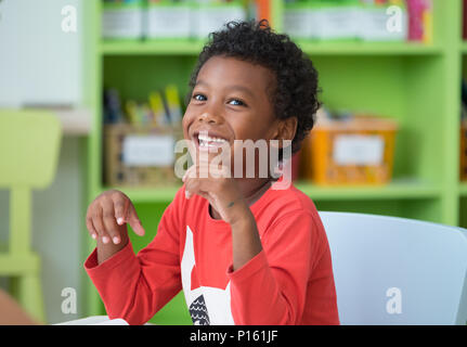 African American etnicità kid sorridente in libreria nella scuola materna di classe di età prescolare.felice concetto emotion.education Foto Stock