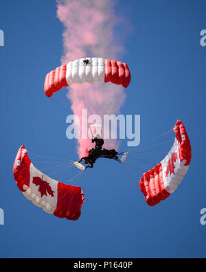 Il Skyhawks, le forze armate canadesi parachute team, eseguire per spettatori al 2017 Barksdale Air Force Base, Airshow il 7 maggio. Il Skyhawks hanno eseguito aerobatic acrobazie per più di 75 milioni di spettatori oltre quarant'anni. Foto Stock