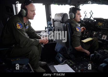 Il personale. Sgt. Giacobbe Wright, 3d Airlift Squadron loadmaster e Capt. Steve Quinn, 3d come pilota di aerei e comandante, condurre le procedure di volo durante l uragano soccorsi sett. 26, 2017, a san Tommaso, U.S. Isole Vergini. Foto Stock