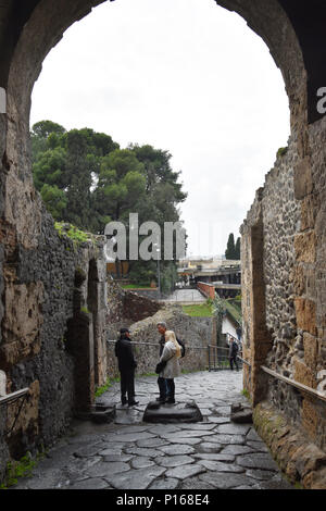 Porta Marina (Porto marino); porta a mare alle antiche città di Pompei, Italia. Foto Stock