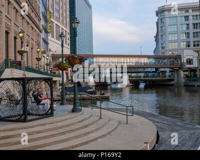 Milwaukee Riverwalk e il fiume. Foto Stock