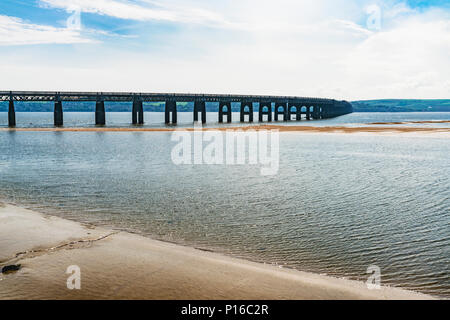 Vista panoramica del Tay Rail Bridge in Scozia. Un ponte ferroviario che attraversa il Firth of Tay, tra la città di Dundee e Wormit. Foto Stock