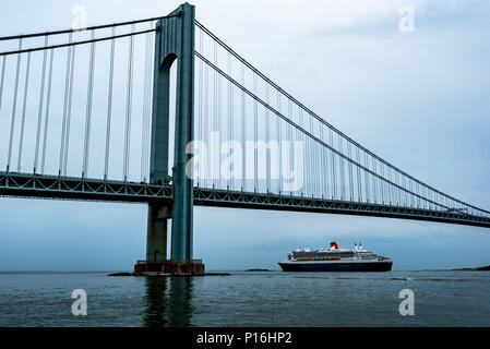 Brooklyn, New York, Stati Uniti d'America - 10 Giugno 2018: RMS Queen Mary 2 passando sotto il ponte Verrazano-Narrows en route a Southampton, Regno Unito, sul suo 301st viaggio transatlantico. Credito: Stefan K/Alamy Live News Foto Stock