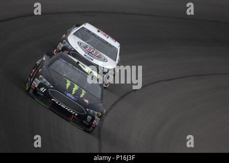 Brooklyn, Michigan, Stati Uniti d'America. Decimo Giugno, 2018. Kurt Busch (41) Le gare off girare uno durante il Casino FireKeepers 400 a Michigan International Speedway di Brooklyn, Michigan. Credito: Stephen A. Arce/ASP/ZUMA filo/Alamy Live News Foto Stock