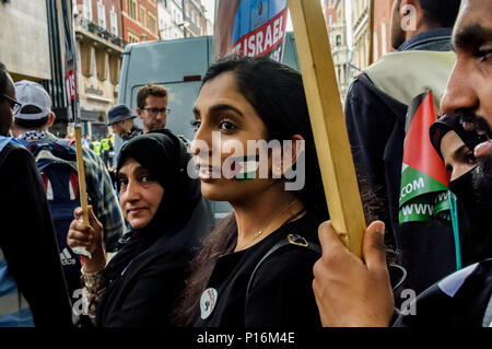 Giugno 10, 2018 - Londra, Regno Unito. Il 10 giugno 2018. Una grande folla schiacciata nella strada di fronte la Saudi Arabian embassy per un rally a sostegno del popolo oppresso della Palestina e di altre persone in tutto il mondo. L evento è organizzato dalla giustizia per la Palestina Comitato, è supportato dalla Commissione islamica per i diritti dell'uomo e una vasta gamma di pro-organizzazioni palestinesi e si era opposto dalla Federazione sionista e alcuni ala destra di teppisti che hanno smesso di attaccare la manifestazione pacifica da una grande presenza di polizia nella zona. Celebrato in molti paesi il giorno stabilito dalla Isla Foto Stock