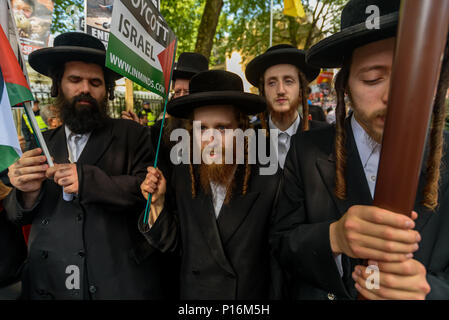 Giugno 10, 2018 - Londra, Regno Unito. Il 10 giugno 2018. Neturei Karta ultra-ortodossi anti-sionista di ebrei al rally di fronte la Saudi Arabian embassy a sostegno del popolo oppresso della Palestina e di altre persone in tutto il mondo. L evento è organizzato dalla giustizia per la Palestina Comitato, è supportato dalla Commissione islamica per i diritti dell'uomo e una vasta gamma di pro-organizzazioni palestinesi e si era opposto dalla Federazione sionista e alcuni ala destra di teppisti che hanno smesso di attaccare la manifestazione pacifica da una grande presenza di polizia nella zona. Celebrato in molti paesi il giorno stabilito dal Foto Stock