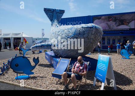 La Baia di Cardiff, Cardiff Wales UK. Decimo Giugno 2018 Volvo Ocean Race , Il Cielo Ocean Rescue visualizzare nel villaggio di gara la sensibilizzazione sulla plastica inquinamento utilizzando una scultura di una balena realizzati al di fuori della quantità di plastica che finisce nell'oceano ogni secondo. Credito: Phillip Thomas/Alamy Live News Credit: phillip Thomas/Alamy Live News Foto Stock