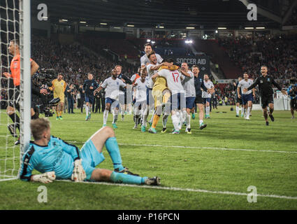 Manchester, Inghilterra.decimo giugno,2018. Inghilterra X1 giocatori festeggiare dopo aver vinto la morte improvvisa di tiri di rigore contro il mondo X1 per il calcio aiuti. Ogni squadra di un elenco di celebrità e leggende sportive sono la raccolta di fondi per l'UNICEF. © Andy Gutteridge/ immagine e eventi/ Alamy Live News Foto Stock