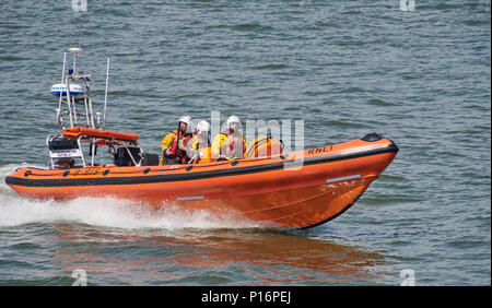 Cardiff Wales UK. 8 Giugno 2018. La Volvo Ocean Race la costiera RNLI scialuppa di salvataggio delle pattuglie per la Baia di Cardiff durante l'inizio della Volvo Ocean Race gamba 10 Cardiff e Göteborg. Credito: Phillip Thomas/Alamy Live News Foto Stock