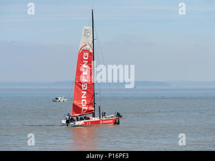 La Baia di Cardiff, Cardiff Wales UK. Il 10 giugno 2018. Attuale leader della corsa Dongfeng Race Team paranco loro vela come essi lasciare il porto per preparare per la partenza della Volvo Ocean Race gamba 10 Cardiff e Göteborg. Credito: Phillip Thomas/Alamy Live News Foto Stock